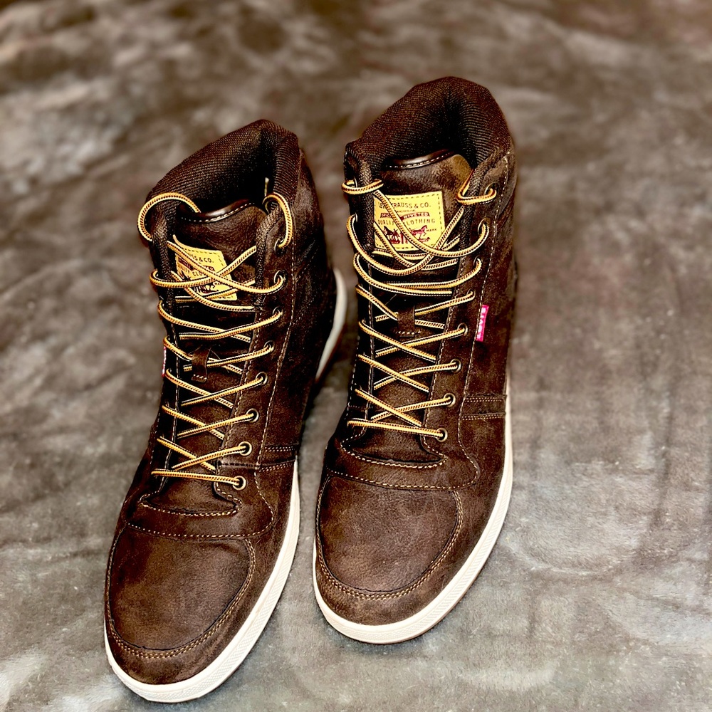 Great, stylish sleek shoes. Come get them!!! O.B.O